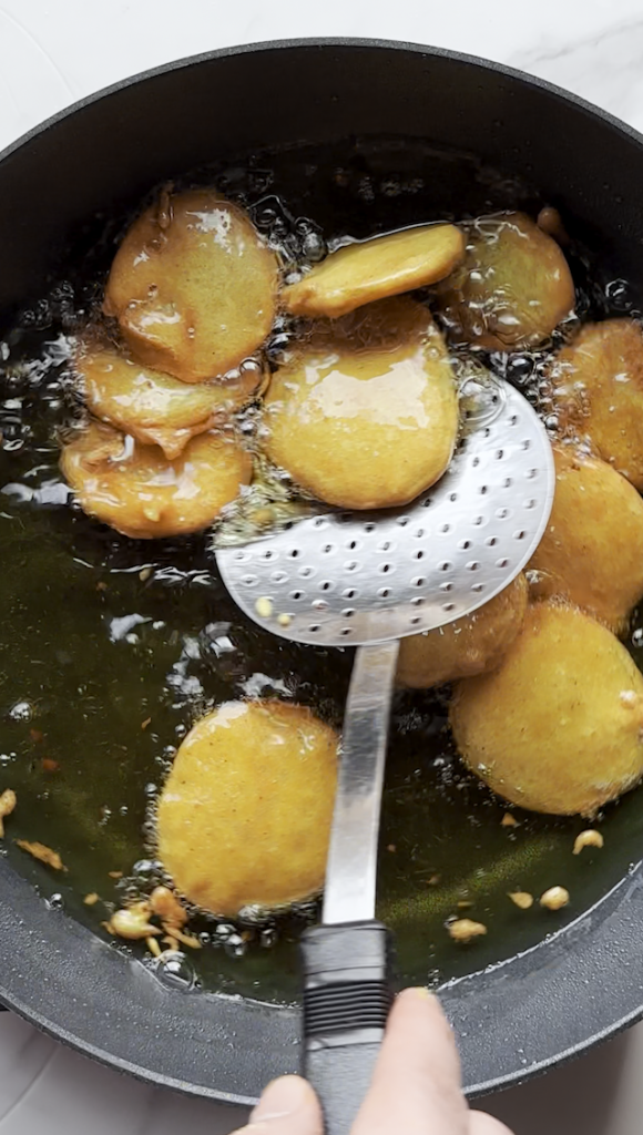 Afghan Pakawra being fried